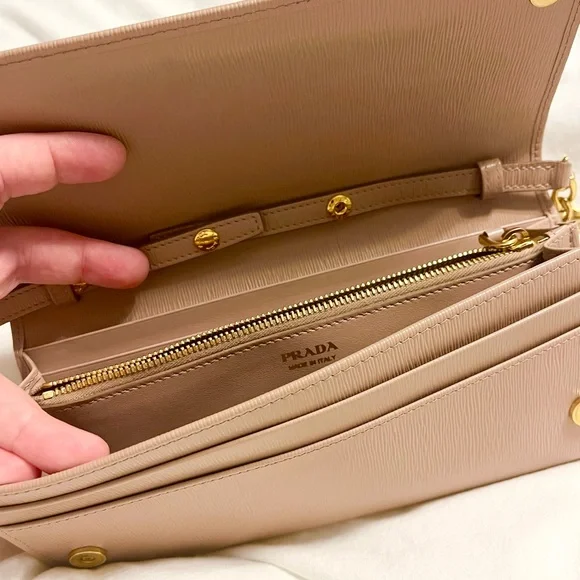 Authentic Prada Wallet on Chain - Picture 6 of 10